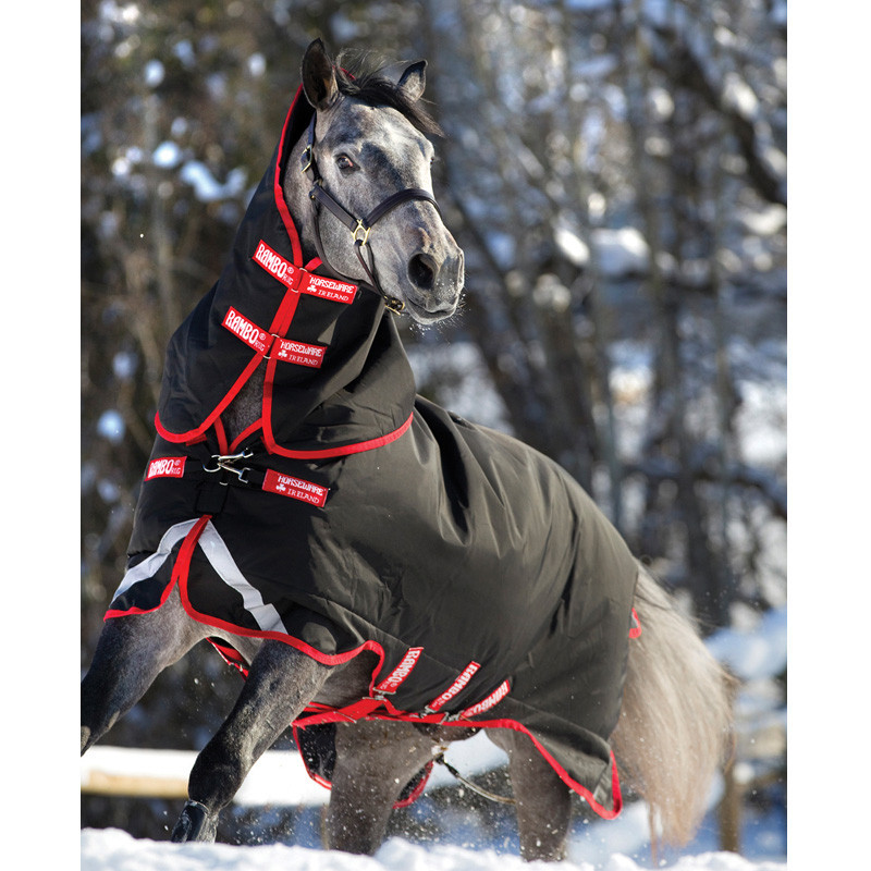 Couvre cou Rambo Supreme Hood Horseware rouge et noir photo ambiance