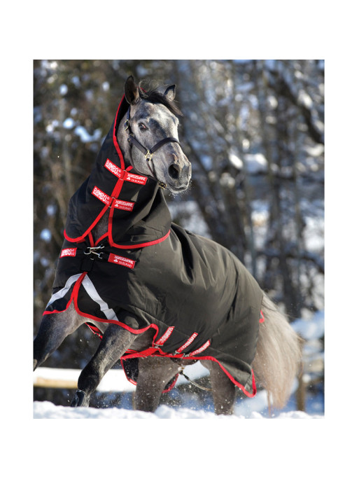 Couvre cou Rambo Supreme Hood Horseware rouge et noir photo ambiance